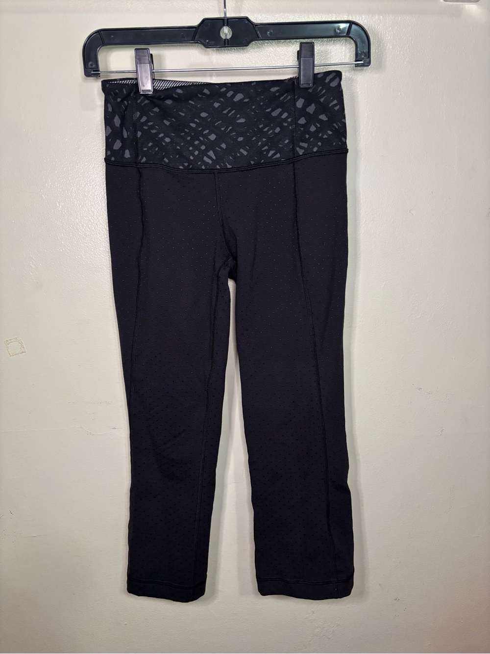 Lululemon Gather & Crow Crop II Leggings Black Patterned Waistband Size 2 Slit
